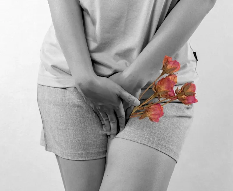 Montagem de uma pessoa com as mãos sobre a região íntima e flores